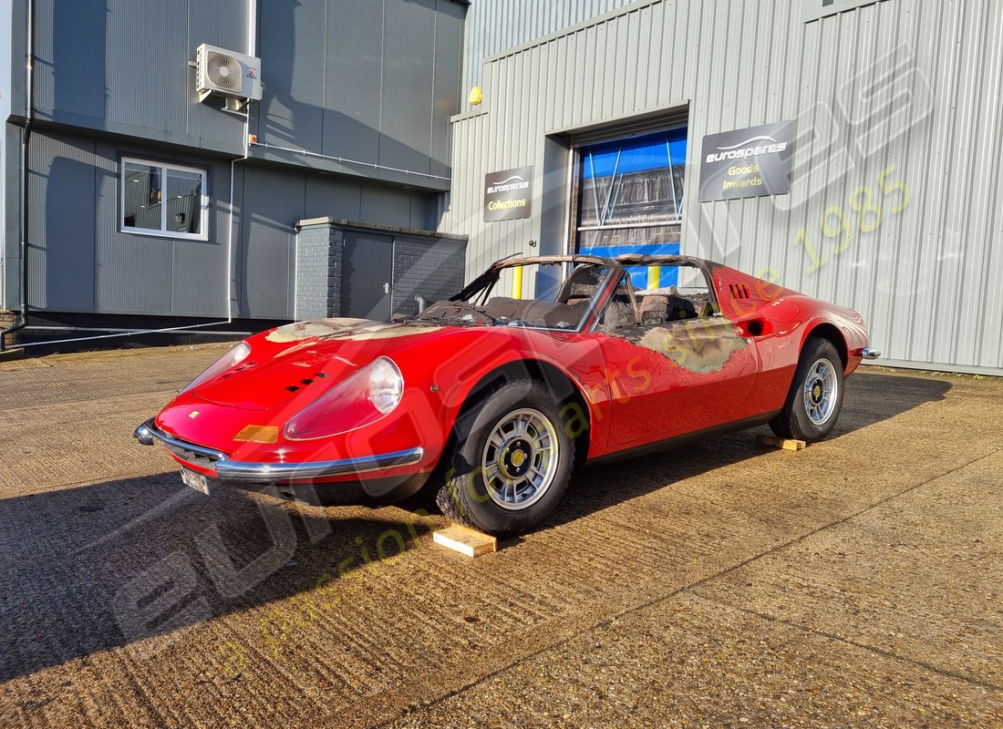 ferrari 246 dino (1975) preparándose para el desmantelamiento en eurospares