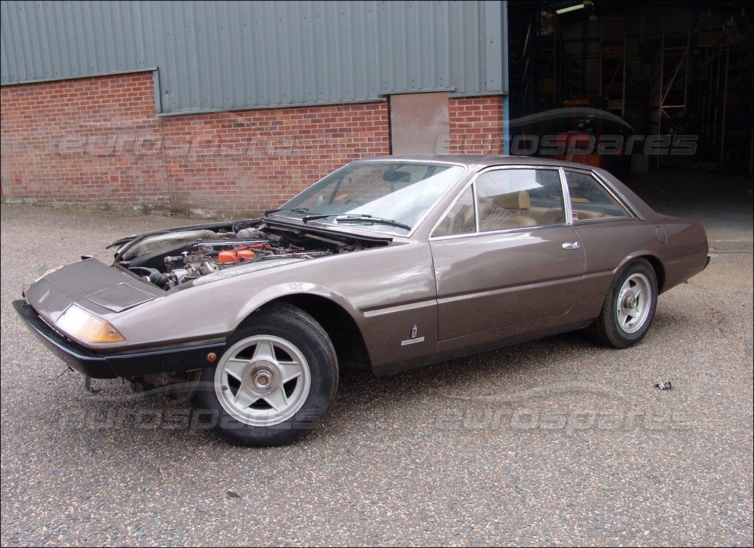 ferrari 365 gt4 2+2 (1973) preparándose para el desmantelamiento en eurospares