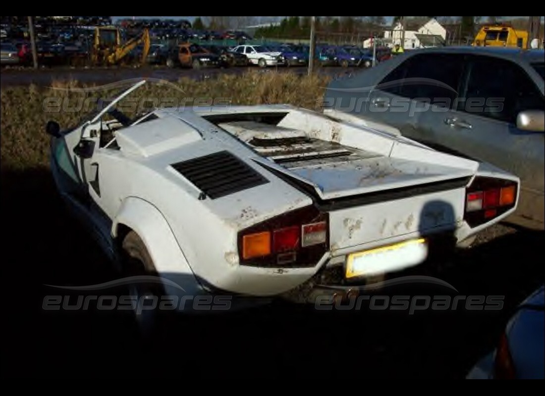 lamborghini countach 5000 qv (1985) preparándose para el desmantelamiento en eurospares