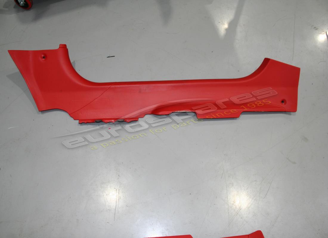 EMBELLECEDOR DE ALFUERZO LATERAL DERECHO Ferrari USADO. NÚMERO DE PIEZA 858027.. (1)
