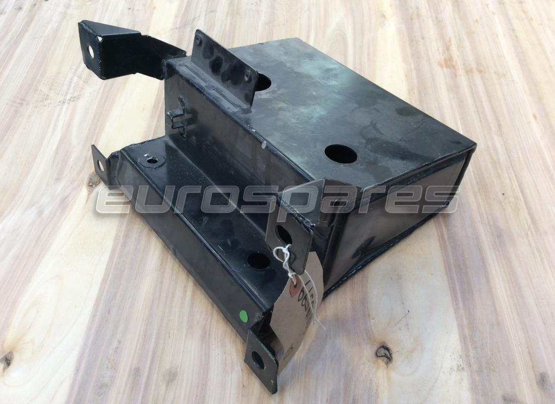 CONTENEDOR DE LIMPIAPARABRISAS USADO Ferrari. NÚMERO DE PIEZA 66581800 (1)