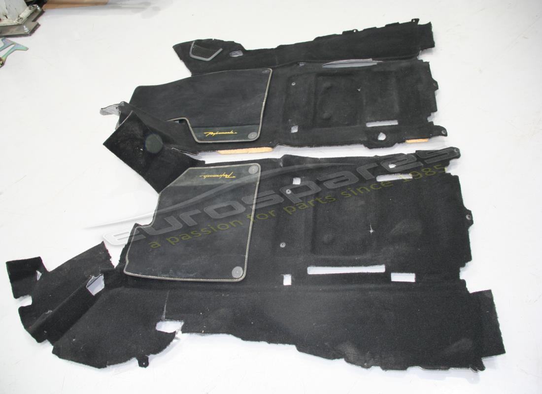 REVESTIMIENTO DE PISO Lamborghini USADO. NÚMERO DE PIEZA 4T2863109BQG8 (1)