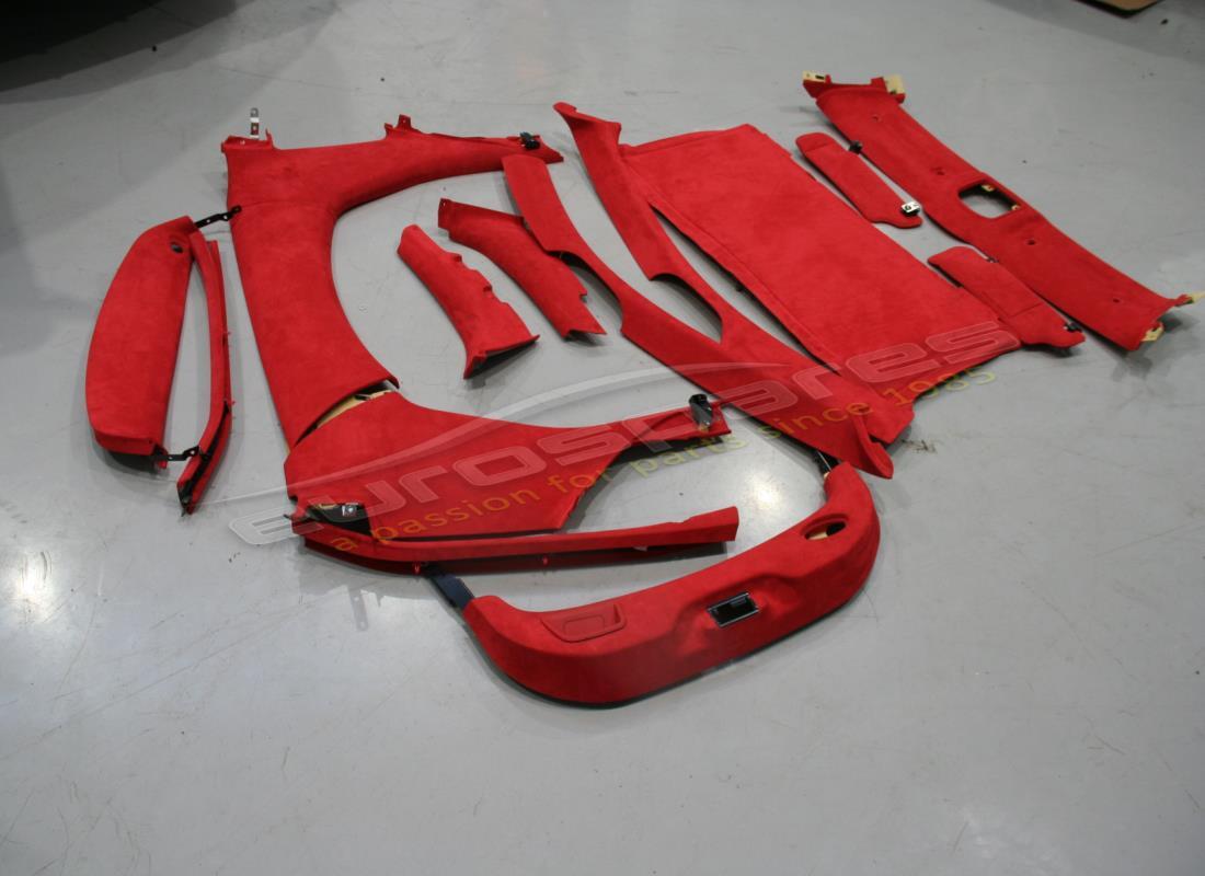 KIT DE ACABADO INTERIOR Ferrari USADO EN ROJO. NÚMERO DE PARTE 855035000 (1)