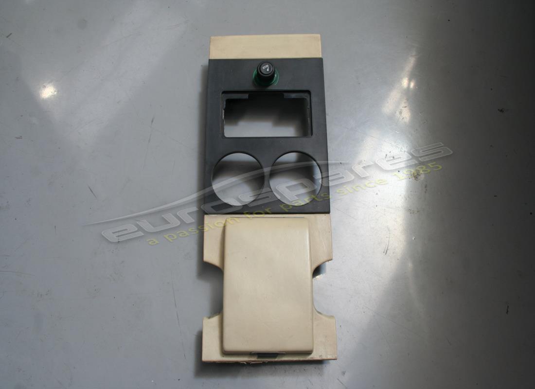 PLACA DE EMBELLECEDOR DE CONSOLA TRASERA Ferrari USADA. NÚMERO DE PARTE 61058000 (1)