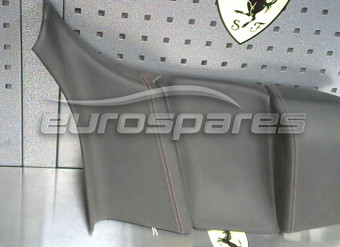 EMBELLECEDOR LATERAL DERECHO Ferrari USADO. NÚMERO DE PARTE 81903112 (1)