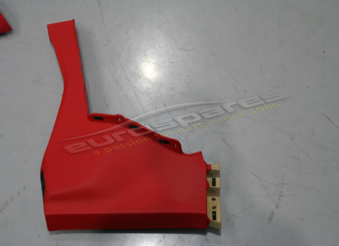 EMBELLECEDOR DEL PILAR CENTRAL INFERIOR DERECHO Ferrari USADO. NÚMERO DE PIEZA 858096.. (1)