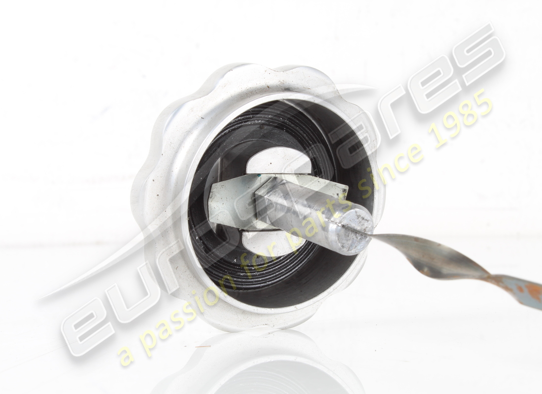 TAPÓN DE TANQUE FERRARI USADO. NÚMERO DE PARTE 254573 (4) tapón de tanque ferrari usado. número de parte 254573 (4)