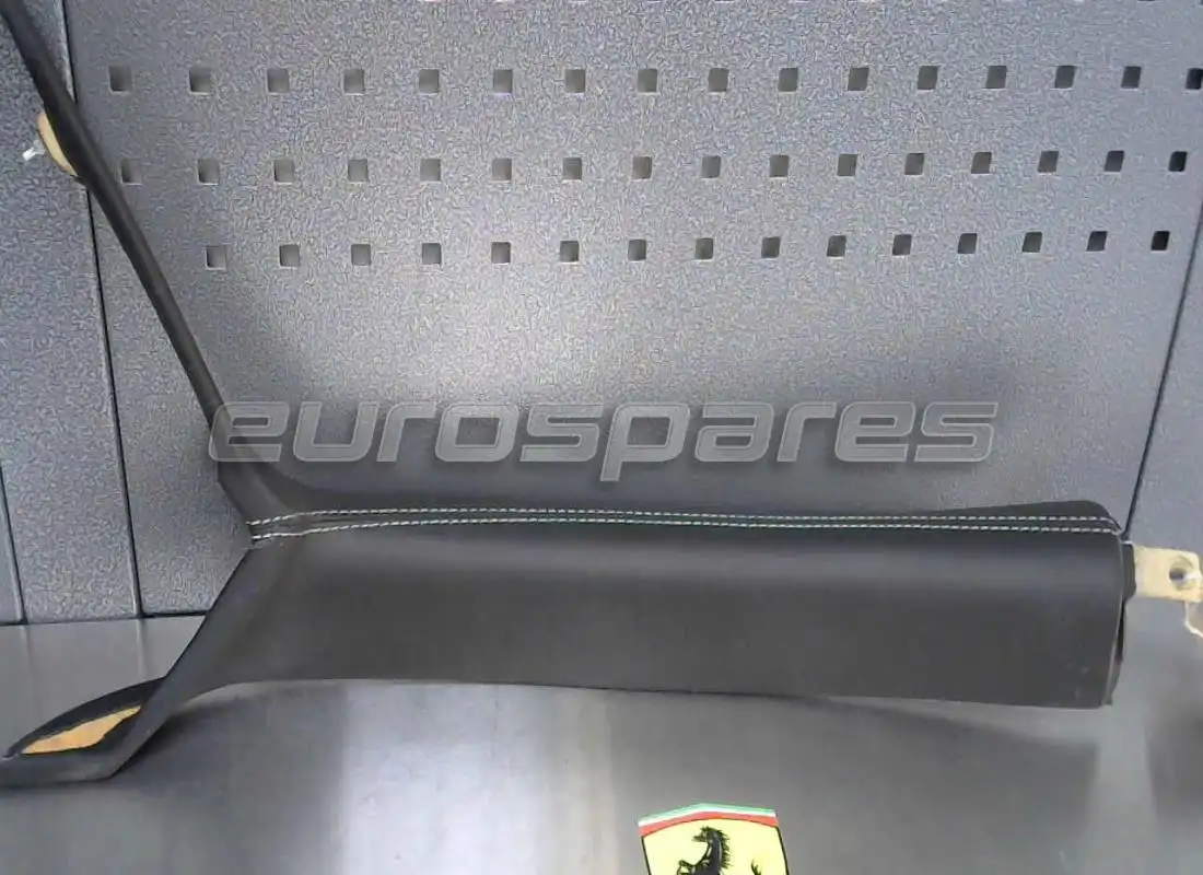 EMBELLECEDOR DEL PILAR DEL PARABRISAS IZQUIERDO Ferrari USADO. NÚMERO DE PIEZA 807051.. (1)