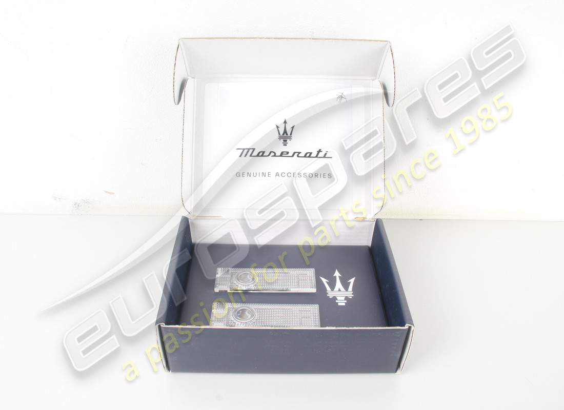 NUEVO KIT DE LUCES DE CORTESÍA CON LOGOTIPO MASERATI. NÚMERO DE PIEZA 940001321 (4) nuevo kit de luces de cortesía con logotipo maserati. número de pieza 940001321 (4)