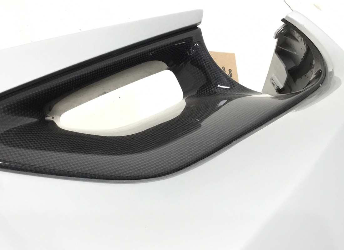 parachoques trasero eurospares ferrari 488 usado con entorno de luces de carbono. número de parte eap1374241 (2)