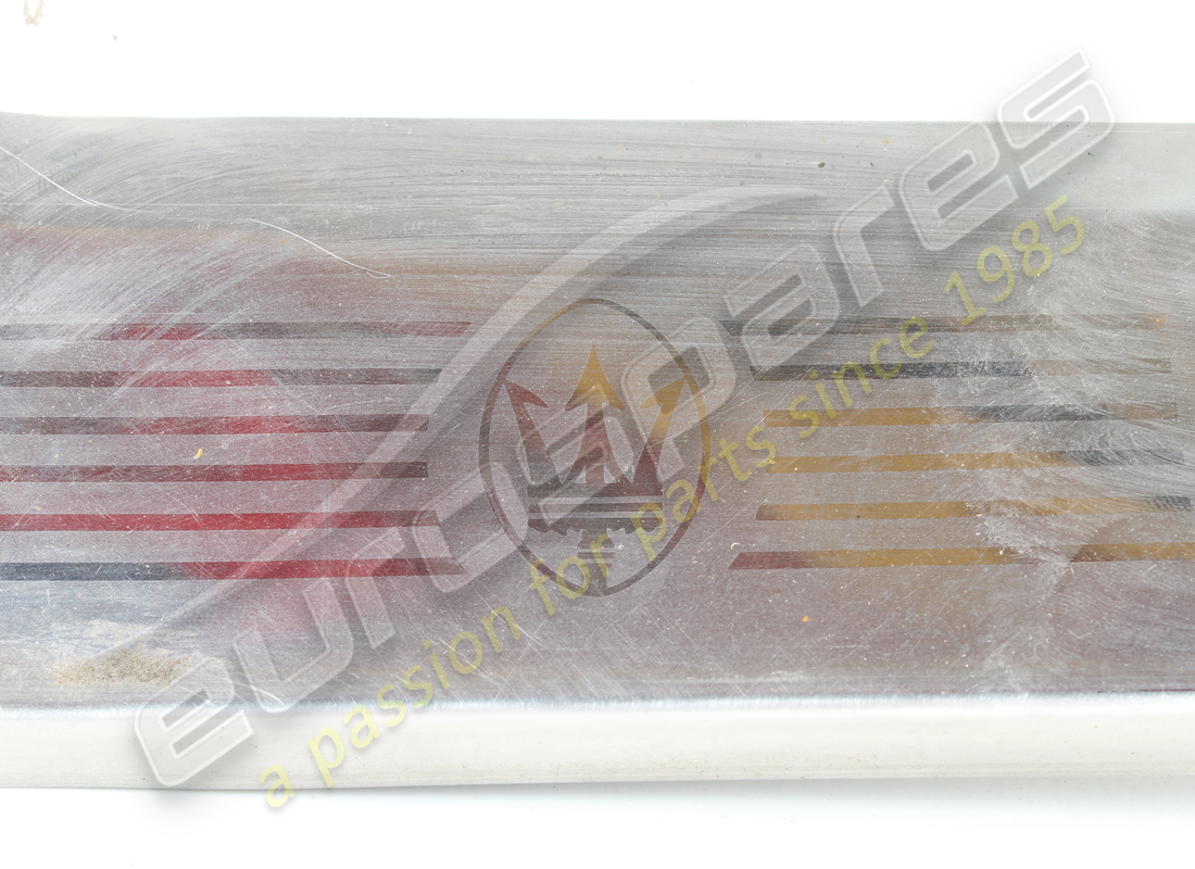 USADO MASERATI PLACA DE PIEZA TRASERA DERECHA CROMADA. NÚMERO DE PIEZA 378305322 (2) usado maserati placa de pieza trasera derecha cromada. número de pieza 378305322 (2)