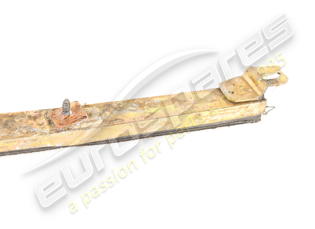 guía de agua delantera de puerta usada maserati. número de pieza 377700111 (4)