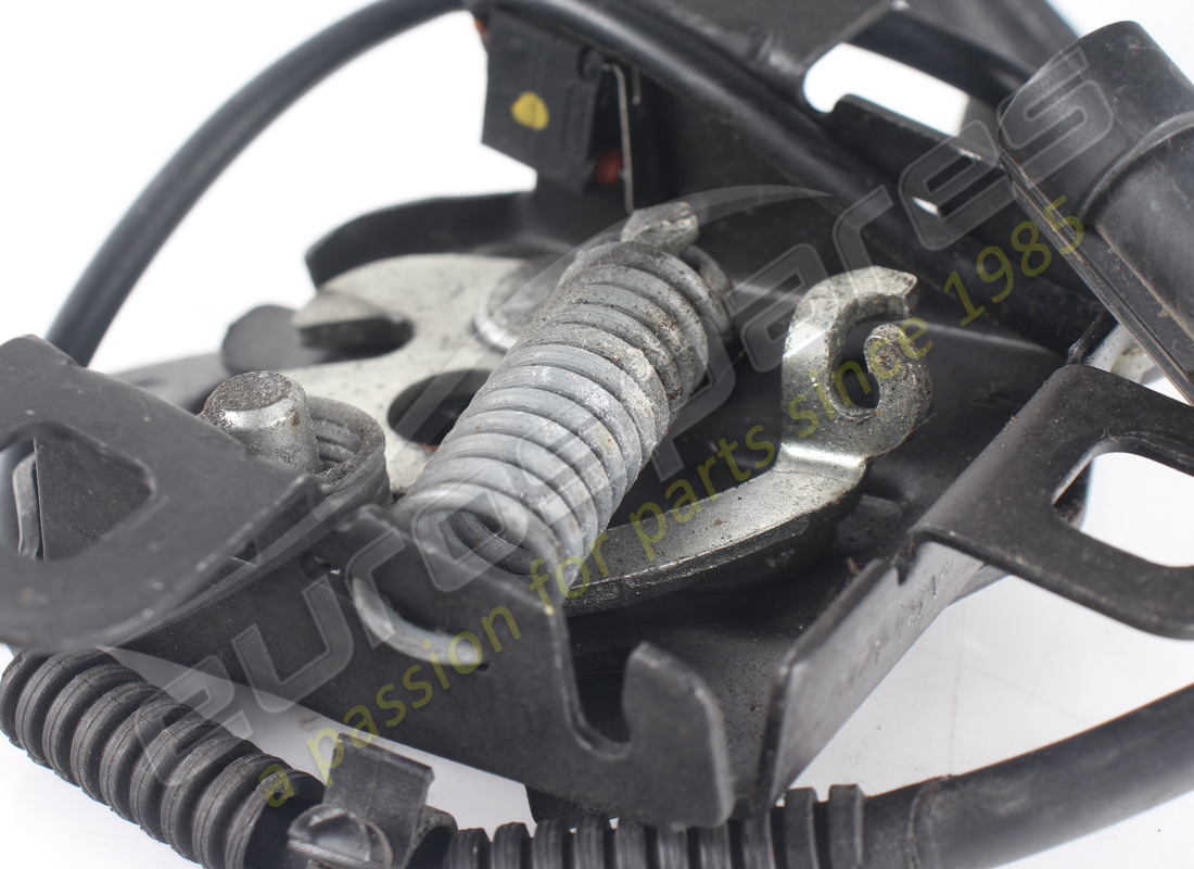 USADO FERRARI CIERRE DE TAPA. NÚMERO DE PIEZA 83752200 (6) usado ferrari cierre de tapa. número de pieza 83752200 (6)