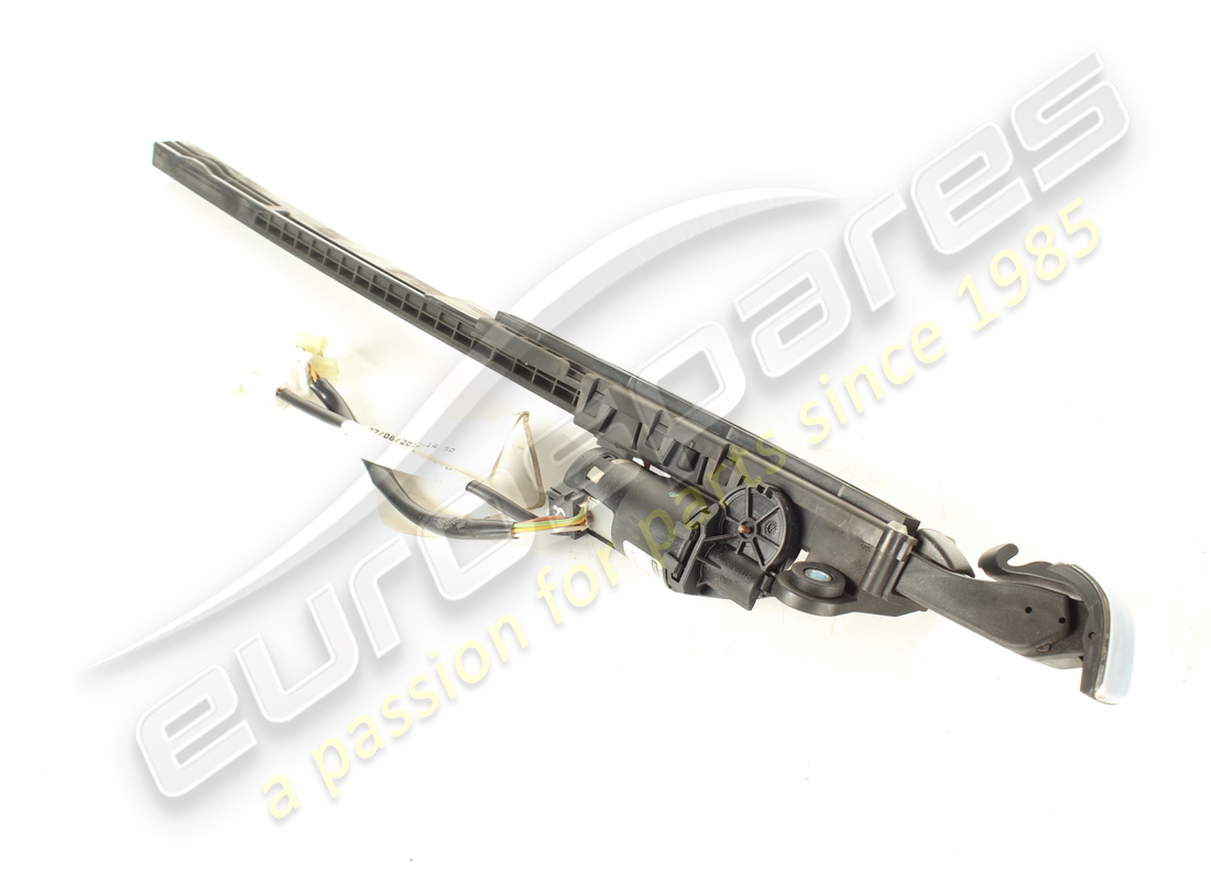 EXTENSOR DE CORREA IZQUIERDO Ferrari USADO. NÚMERO DE PIEZA 82251900 (1)
