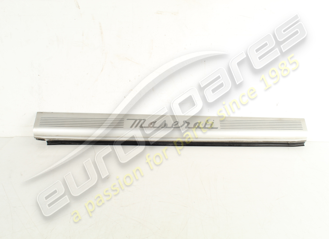 MOLDURA DEBAJO DE LA PUERTA DERECHA USADA Maserati. NÚMERO DE PIEZA 386100314 (1)