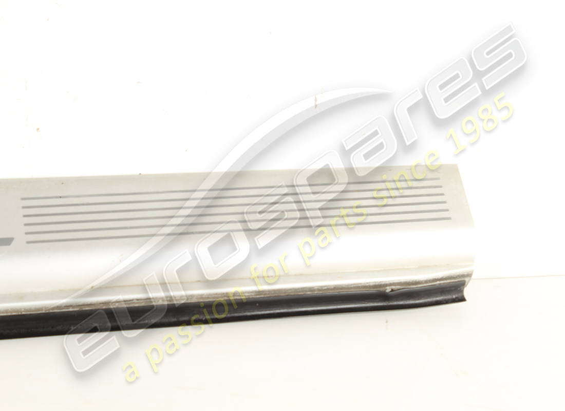 moldura derecha debajo de la puerta maserati usada. número de pieza 386100314 (3)