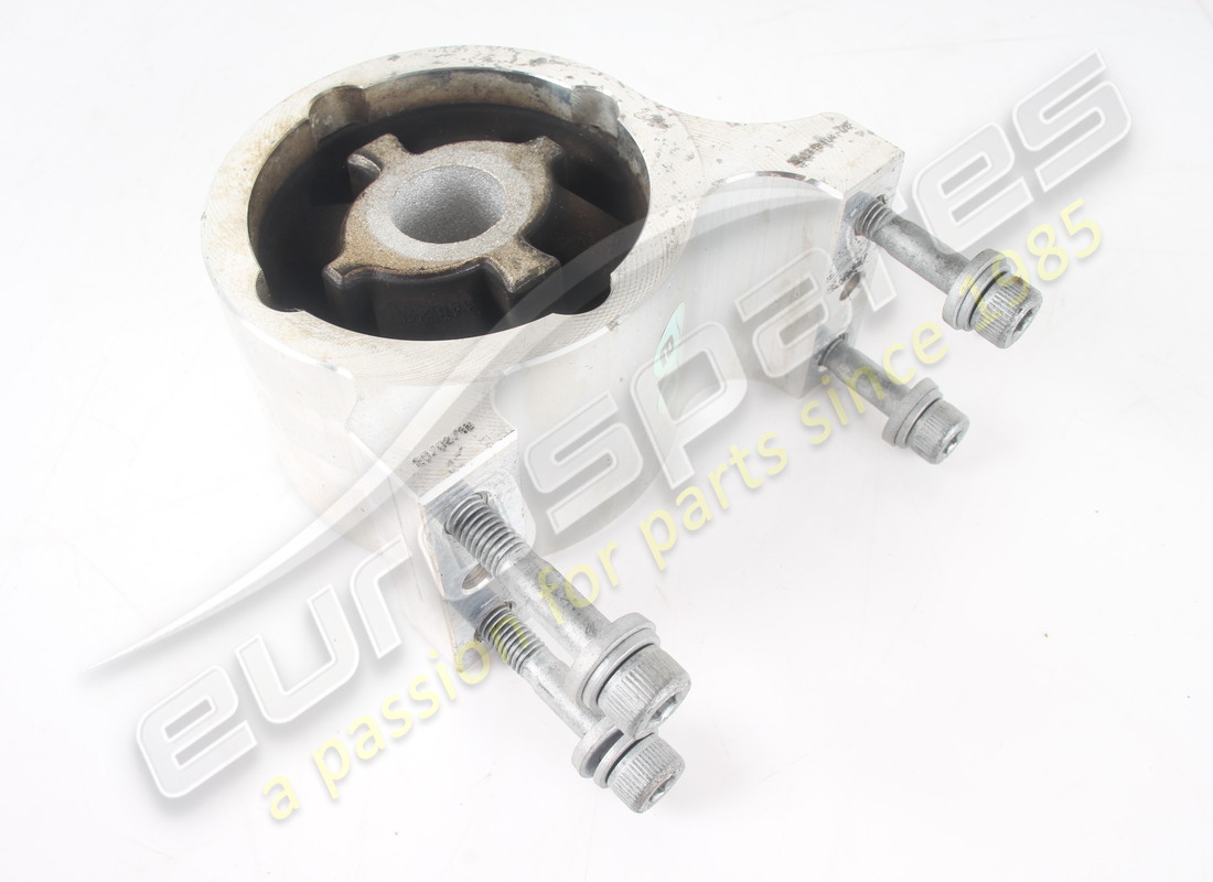 SOPORTE DE BUJE DERECHO COMPLETO Ferrari USADO. NÚMERO DE PARTE 319484 (1)