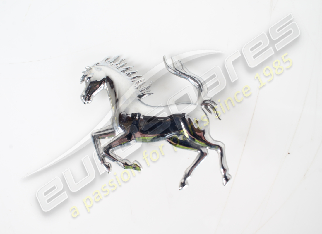 INSIGNIA DE CAVALLINO RAMPANTE DE Ferrari USADA. NÚMERO DE PARTE 883808 (1)