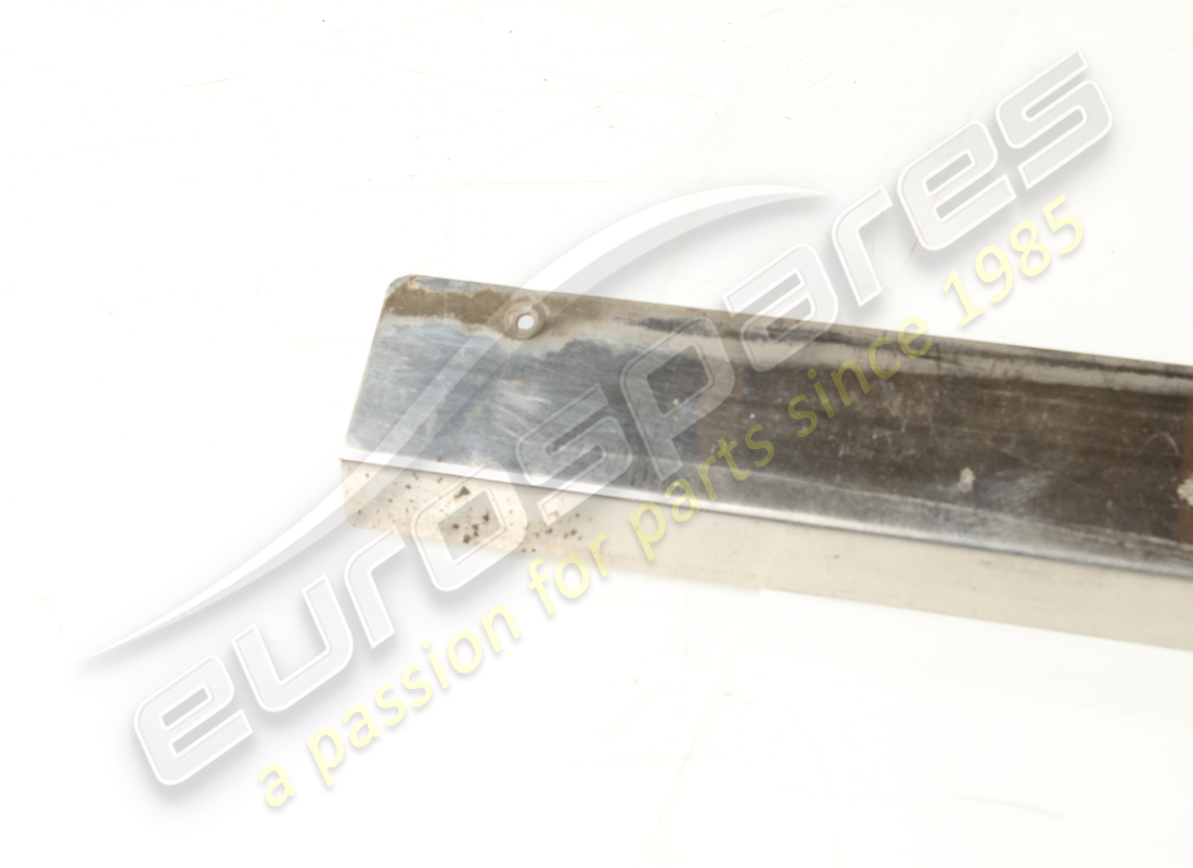 moldura ferrari usada. número de parte 2556487208 (2)