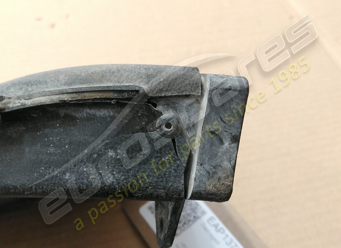 rejilla y conducto de aire derecho eurospares dañados. número de parte eap1377704 (2)