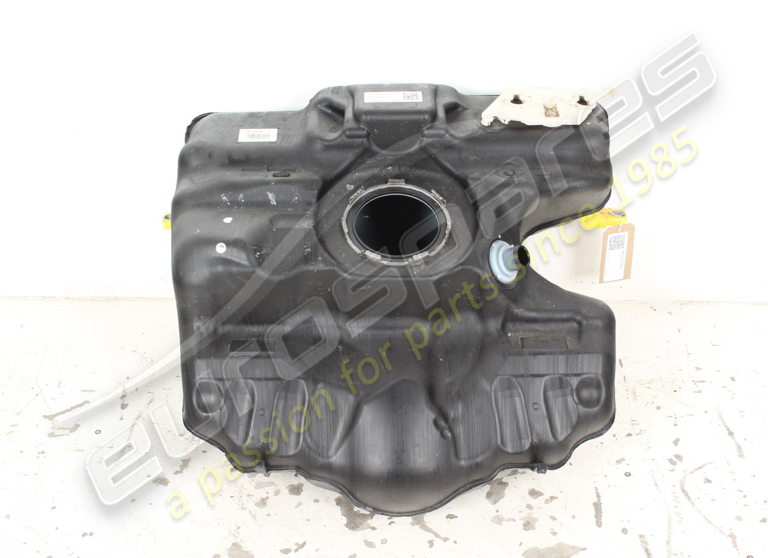 TANQUE DE COMBUSTIBLE DAÑADO Porsche. NÚMERO DE PIEZA 992201076G (1)