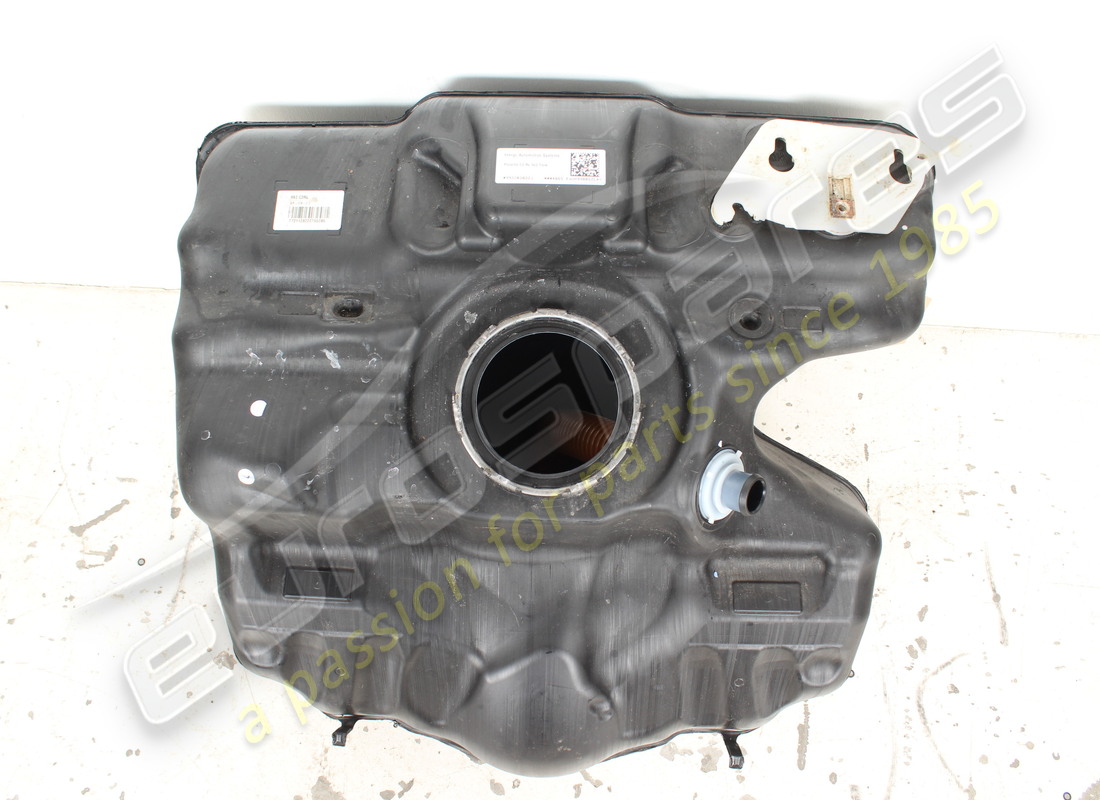 tanque de combustible dañado porsche. número de pieza 992201076g (2)