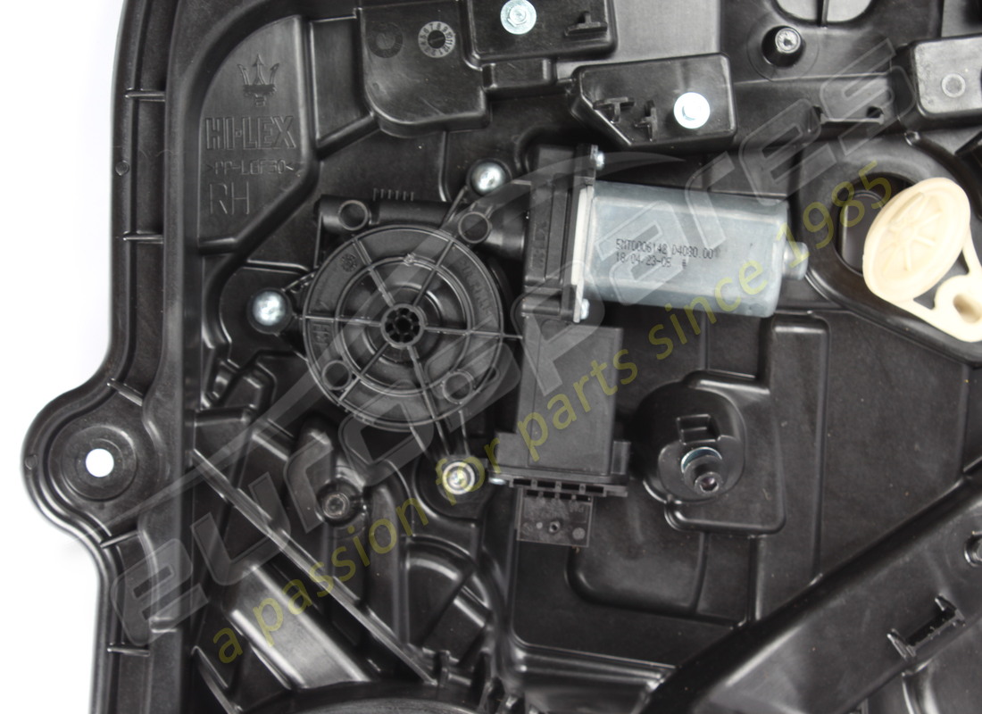portaobjetos trasero derecho usado maserati. número de pieza 673014115 (2)