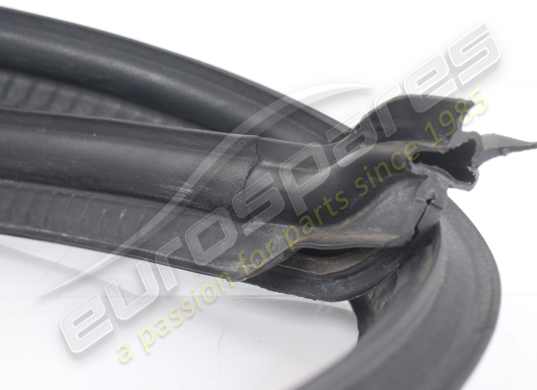 SELLO DE BANDEJA DEBAJO DEL PARABRISAS FERRARI USADO. NÚMERO DE PARTE 83315600 (3) sello de bandeja debajo del parabrisas ferrari usado. número de parte 83315600 (3)