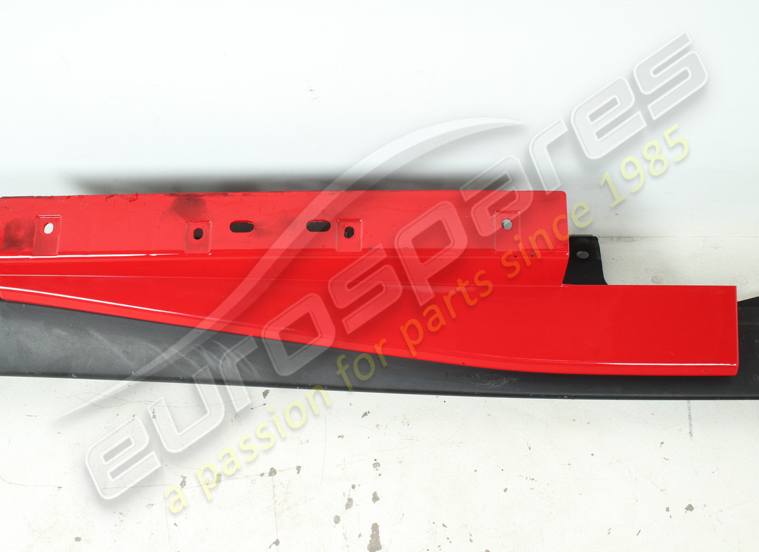 PANEL DE EMBELLECEDOR DE UMBRAL DERECHO COMPLETO Ferrari USADO. NÚMERO DE PARTE 88826110 (1)