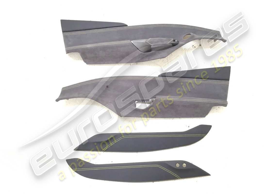 PANELES DE PUERTAS IZQUIERDO Y DERECHO Eurospares Ferrari 488 USADOS (ALCANTARA GRIS Y COSTURAS AMARILLAS Y CUERO NEGRO Y COSTURAS AMARILLAS). NÚMERO DE PARTE EAP1374250 (1)