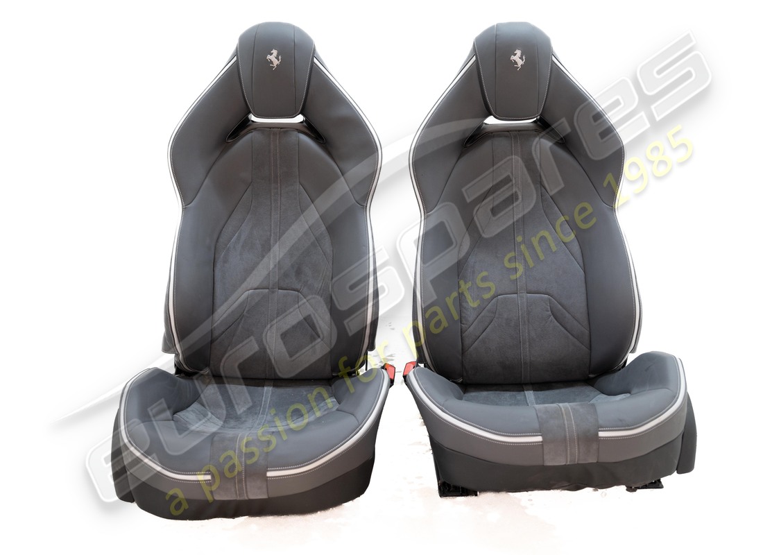 ASIENTOS ESTILO STD COMPLETAMENTE ELÉCTRICOS DAÑADOS Ferrari CON CENTRO DE ALCÁNTARA Y ALMOHADILLAS DE CUERO, REPOSACABEZAS CON COSTURA DE CABALLO. NÚMERO DE PIEZA EAP1563082 (1)