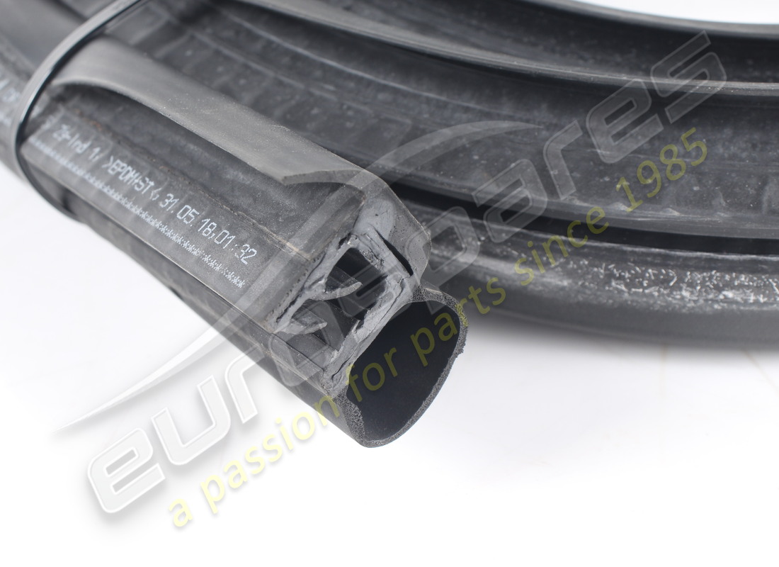 SELLO PERIMETRAL DE PUERTA INFERIOR FERRARI USADO. NÚMERO DE PARTE 83461800 (2) sello perimetral de puerta inferior ferrari usado. número de parte 83461800 (2)