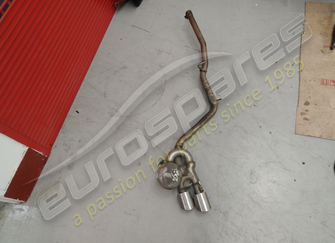 SILENCIADOR TRASERO IZQUIERDO DAÑADO Maserati. NÚMERO DE PIEZA 670006946 (1)