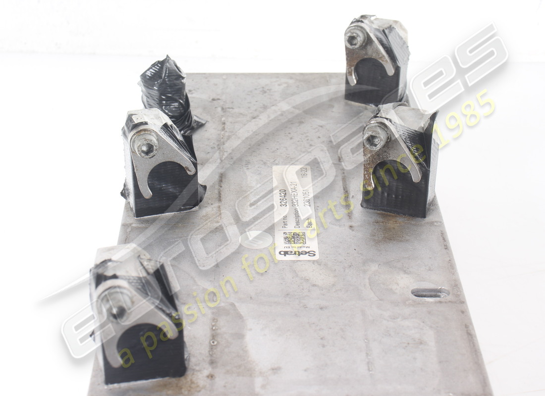 INTERCAMBIADOR DE CALOR DE ACEITE FERRARI USADO. NÚMERO DE PARTE 326420 (4) intercambiador de calor de aceite ferrari usado. número de parte 326420 (4)