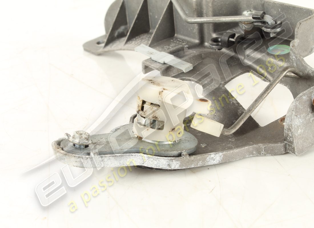 caja de manija de puerta delantera derecha usada maserati. número de pieza 68001800 (2)