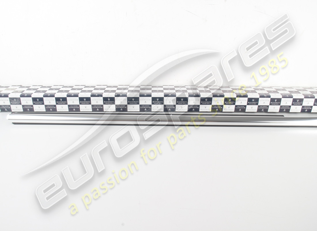 new maserati rh front outer glass scrap. part number 670009856 (4)
