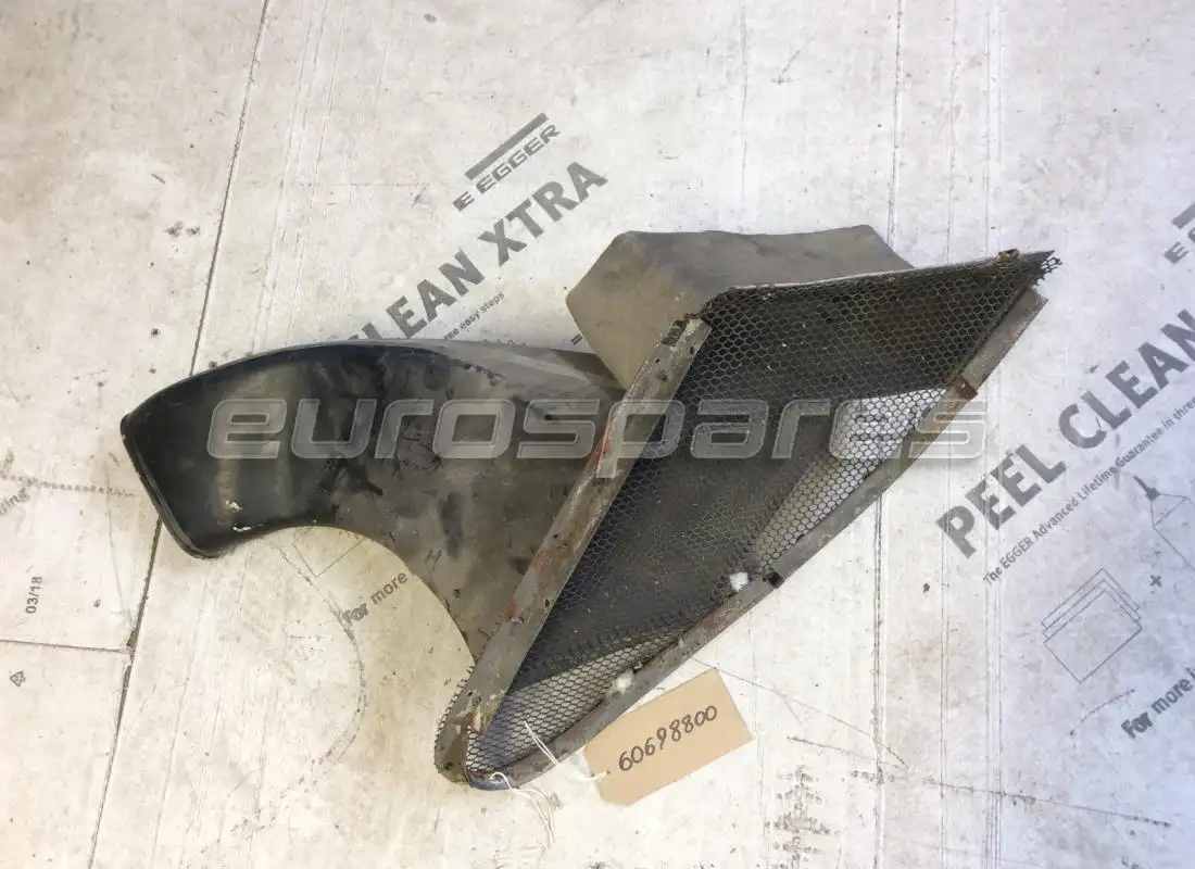 TOMA DE AIRE RH Ferrari USADA . NÚMERO DE PARTE 60698800 (1)