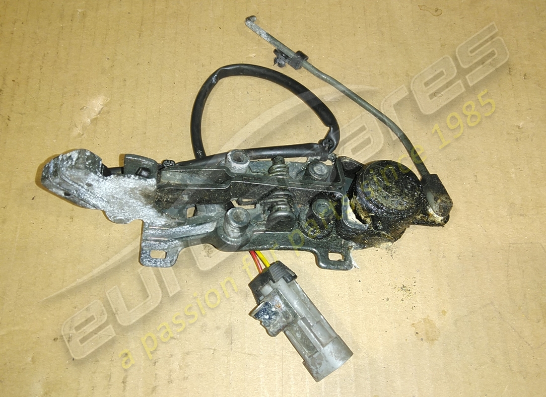 MANIJA DE PUERTA IZQUIERDA Ferrari USADA COMPLETA. NÚMERO DE PARTE 63852500 (1)