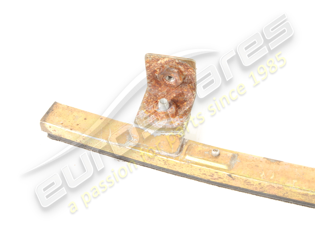 guía de agua delantera de puerta usada maserati. número de pieza 377700111 (3)