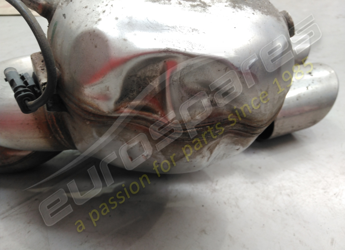 silenciador trasero izquierdo maserati dañado. número de pieza 670006946 (2)