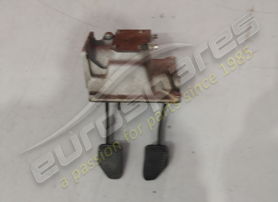 PEDALES DE SOPORTE Y FRENO Eurospares USADOS COMPLETOS. NÚMERO DE PARTE EAP1384355 (1)