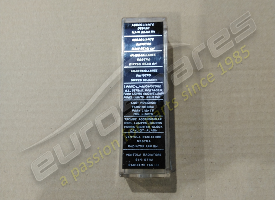 ETIQUETA GRANDE DE LA CAJA DE FUSIBLES DE LA PLACA DE IDENTIFICACIÓN DERECHA DE Ferrari USADA. NÚMERO DE PARTE 40188203 (1)