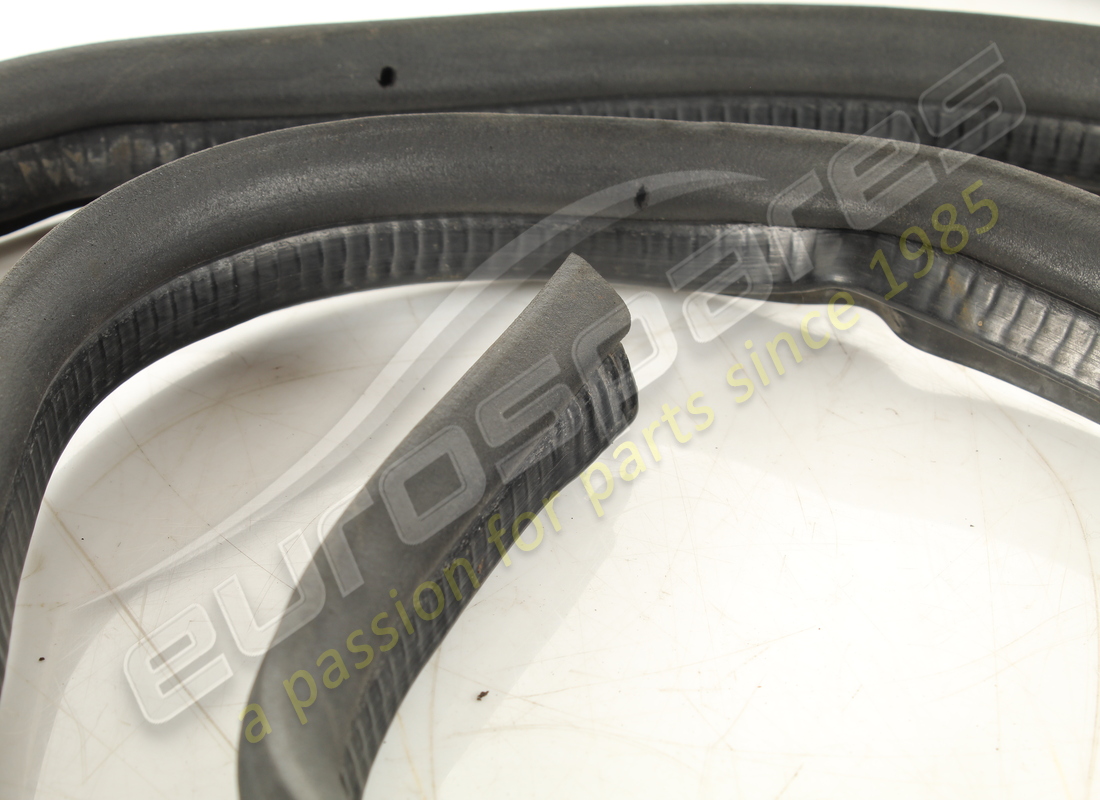 sello de goma del capó delantero usado ferrari. número de pieza 60949300 (2)