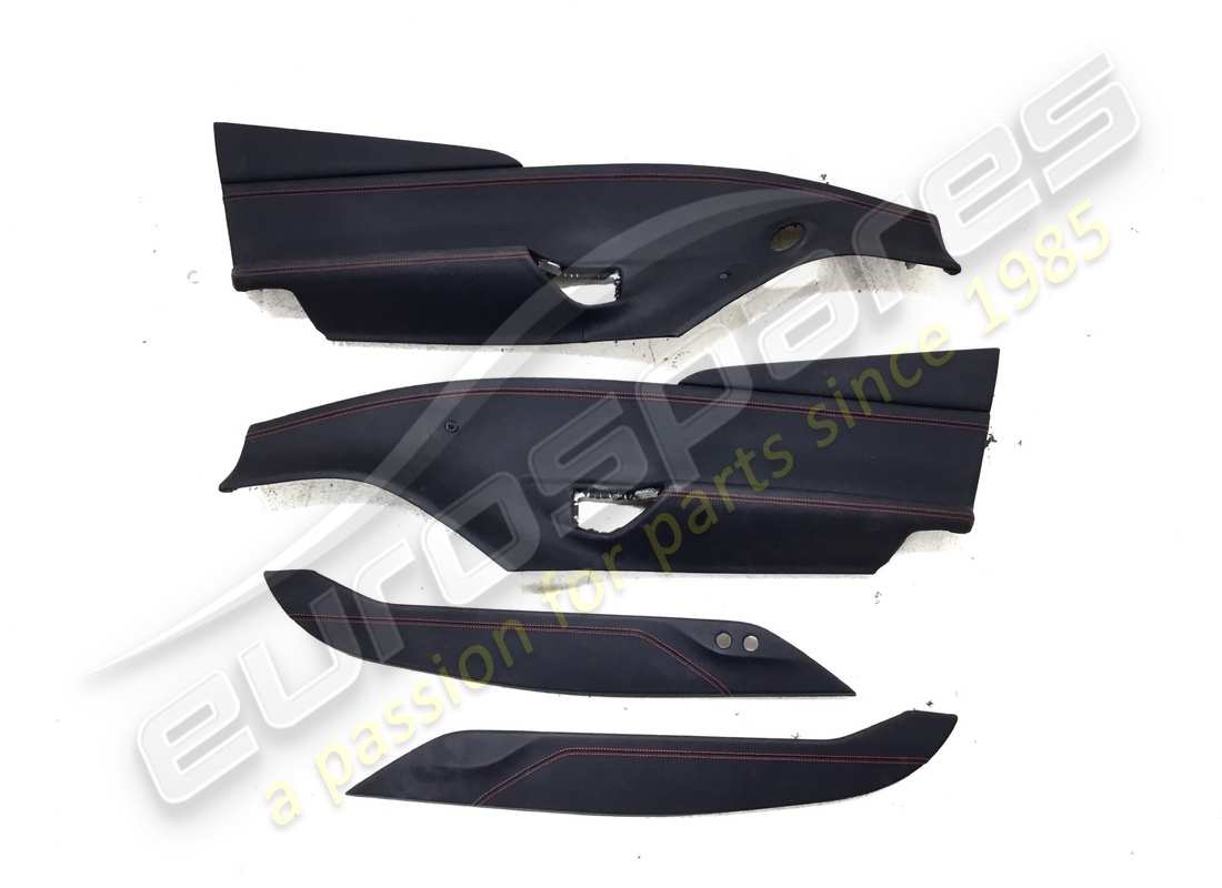 PANELES DE PUERTAS IZQUIERDOS Y DERECHOS Eurospares Ferrari 488 USADOS (CUERO NEGRO Y COSTURAS ROJAS). NÚMERO DE PARTE EAP1374249 (1)