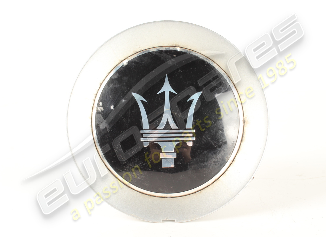 EMBLEMA DE TAPA DE RUEDA USADO Maserati SS - 670013626. NÚMERO DE PIEZA 670010510 (1)