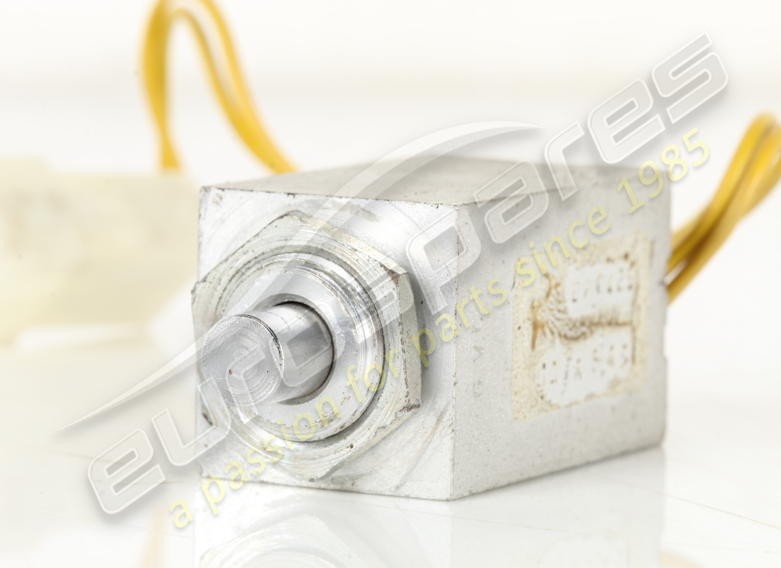 SOLENOIDE DE TAPA DE LLENADO DE COMBUSTIBLE/GUANTERA USADO FERRARI. NÚMERO DE PIEZA 60868600 (2) solenoide de tapa de llenado de combustible/guantera usado ferrari. número de pieza 60868600 (2)