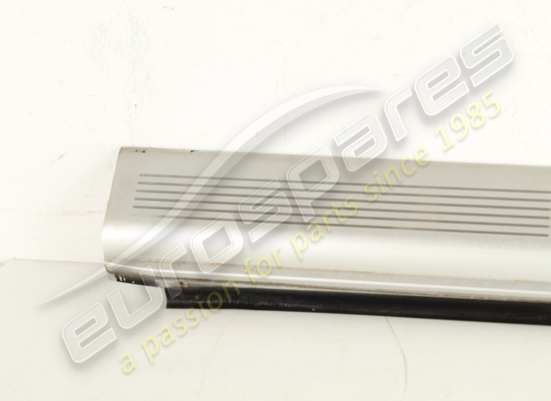 moldura derecha debajo de la puerta maserati usada. número de pieza 386100314 (2)