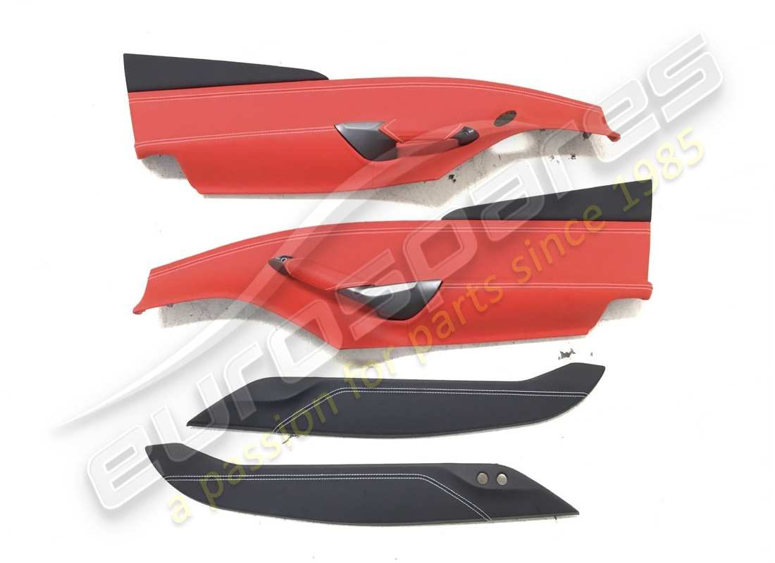 PANELES DE PUERTAS IZQUIERDO Y DERECHO Eurospares Ferrari 488 USADOS (CUERO ROJO Y COSTURAS BLANCAS). NÚMERO DE PARTE EAP1374251 (1)