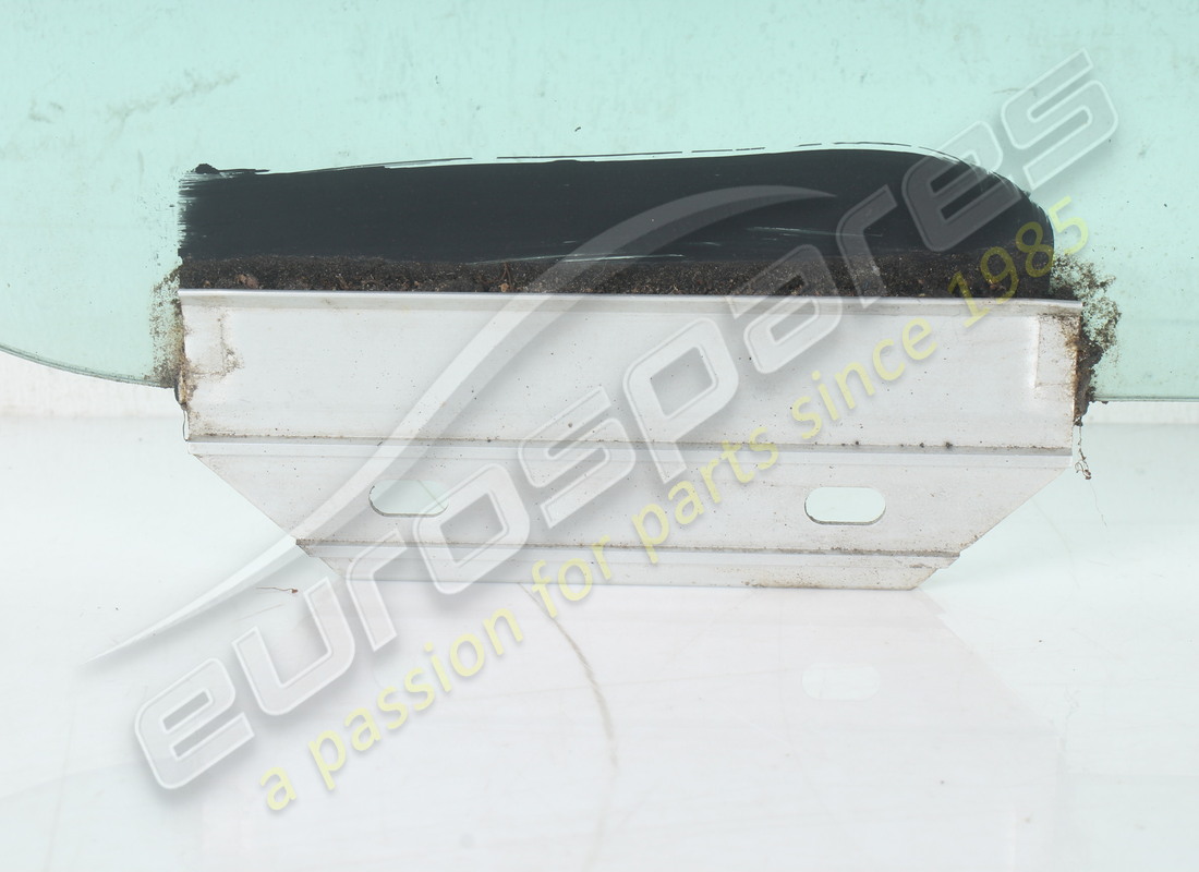 USADO MASERATI VIDRIO DE VENTANA DE PUERTA DELANTERA DERECHA. NÚMERO DE PIEZA 377700630 (3) usado maserati vidrio de ventana de puerta delantera derecha. número de pieza 377700630 (3)