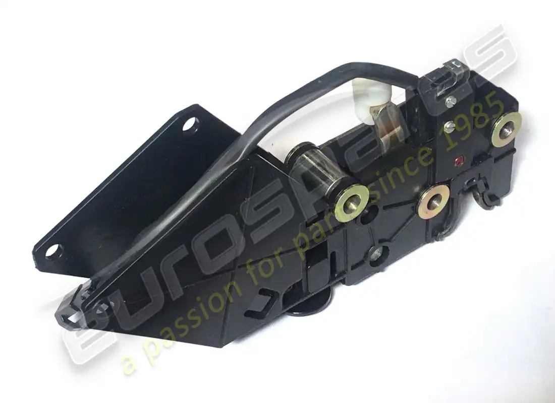 CERRADURA DEL CAPÓ DEL MALETERO Ferrari USADA. NÚMERO DE PARTE 63143300 (1)